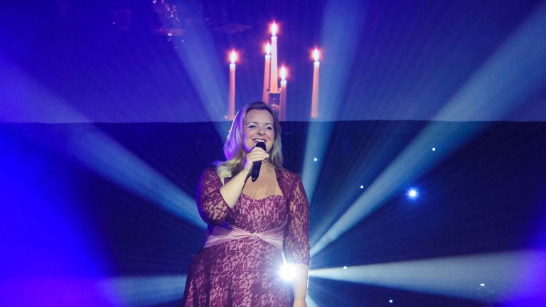 Chris Vaughan Photography - corporate event images | A singer performs on stage during an awards ceremony.