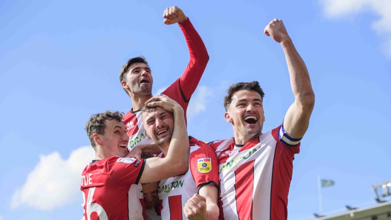 Chris Vaughan Photography - Sports images | Lincoln City players celebrate a goal.