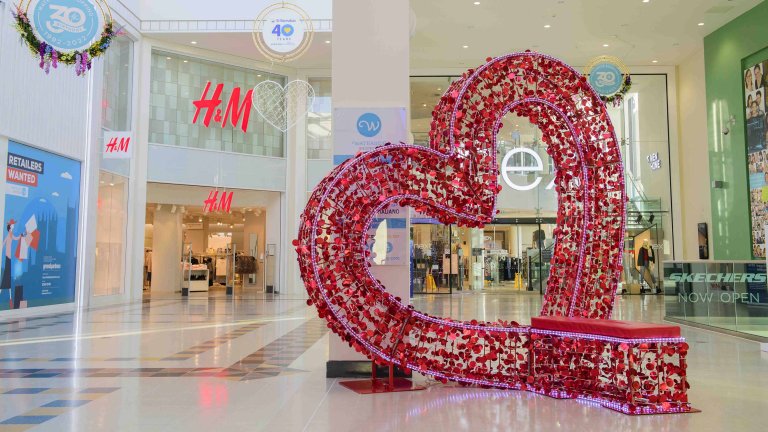 Chris Vaughan Photography - commercial photography | A giant heart seat in a shopping centre.