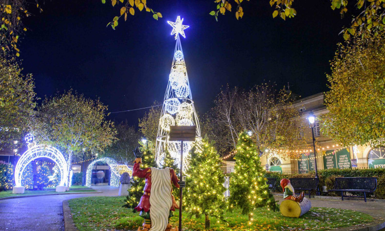 Chris Vaughan Photography - commercial photography | Christmas decorations in an outdoor shopping centre.