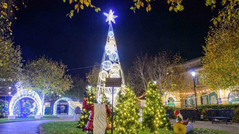 Chris Vaughan Photography - commercial photography | Christmas decorations in an outdoor shopping centre.